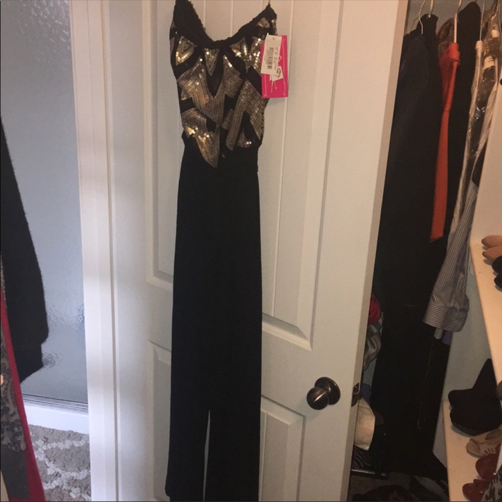 Strapless high waisted jumper.